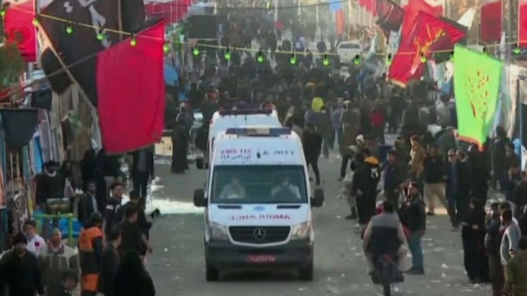 爆発現場から出発する救急車＝３日/Iran Press via AFPTV